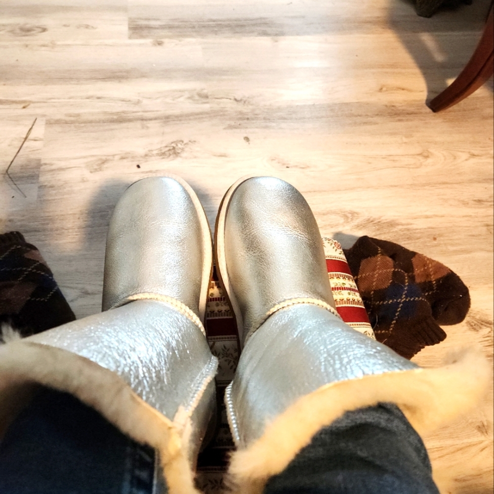 Authentic UGG sz 6